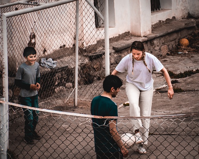 表现也不容 表现也不容